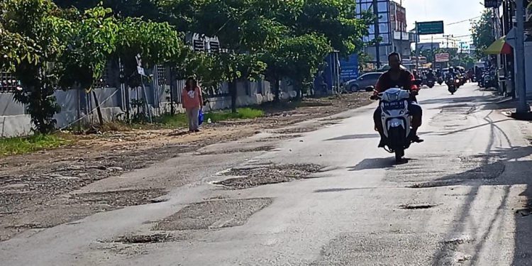 Jalan Rantauan Darat depan RSUD Sultan Suriansyah yang rusak dan tambal sulam. (foto : shn/seputaran)