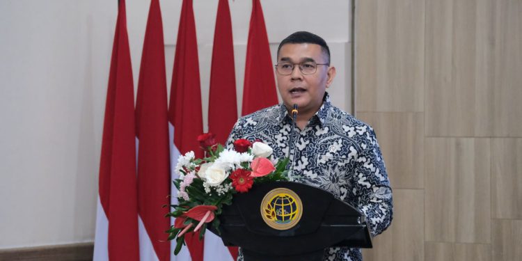 Wamen ATR/Waka BPN Ossy Dermawan sambutan di sela   memberikan penghargaan WTAB 11 Kantor Pertanahan. (foto : Biro Humas ATR/BPN)
