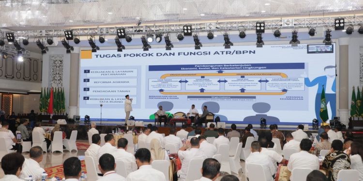 Menteri ATR/Kepala BPN Nusron Wahid saat sambutan dalam Rapat Koordinasi bersama Pemda se-Sumut. (foto : Biro Humas ATR/BPN)