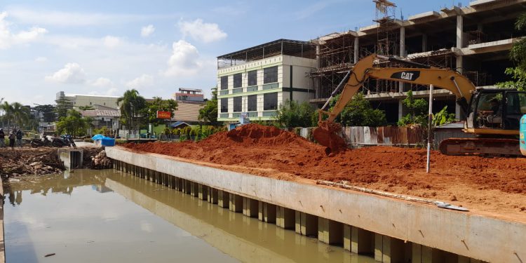 Proyek revitalisasi Sungai Veteran. (foto : shn/seputaran)