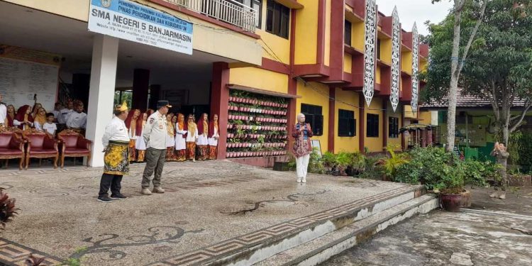 Wakil Walikota Banjarmasin Hj Ananda saat sambutan pada implementasi pembentukan SATU ARAH di SMAN 5 Banjarmasin. (foto : shn/seputaran)