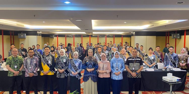 Para peserta Bintang Aksel Pelayanan 2025 foto bersama Wakil Walikota Banjarmasin Hj Ananda dan pejabat Bank Kalsel. (foto : Bank Kalsel)