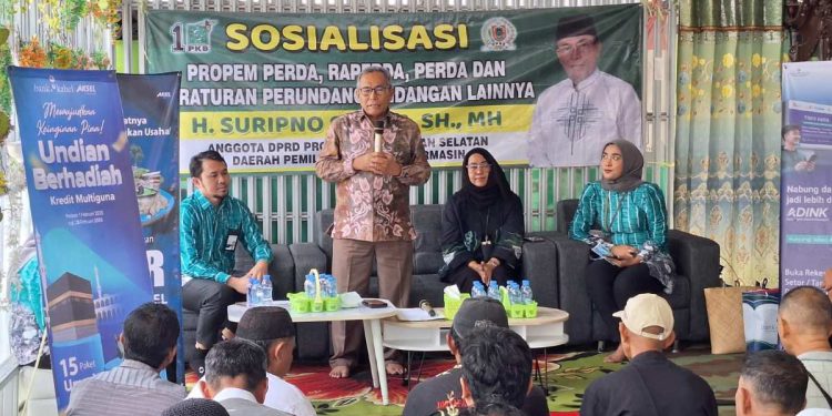 Ketua Fraksi PKB DPRD Kalsel H Suripno Sumas bersama KPC Bank Kalsel RSUD Ulin Banjarmasin Ratu sosialisasikan pelayaran Bank Kalsel. (foto : istimewa)