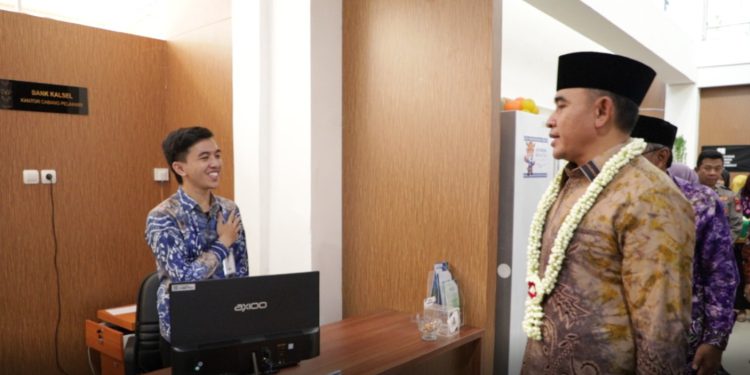 Layanan Bank Kalsel di MPP Tala dikunjungi Bupati Tala Rachmat Trianto.  (foto : Bank Kalsel)