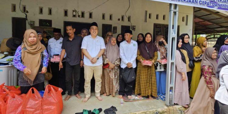 Anggota DPRD Provinsi Kalsel dr M Yadi Mahendra Muhyin saat bersama warga Kecamatan Kelumpang Hilir Kabupaten Kotabaru. (foto : istimewa)