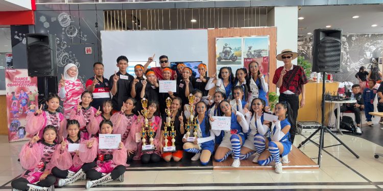 Pihak Trio Motor Perintis, Dealer resmi Honda di Banjarmasin foto bersama dengan para peserta Modern Dance Competition.(foto : istimewa)