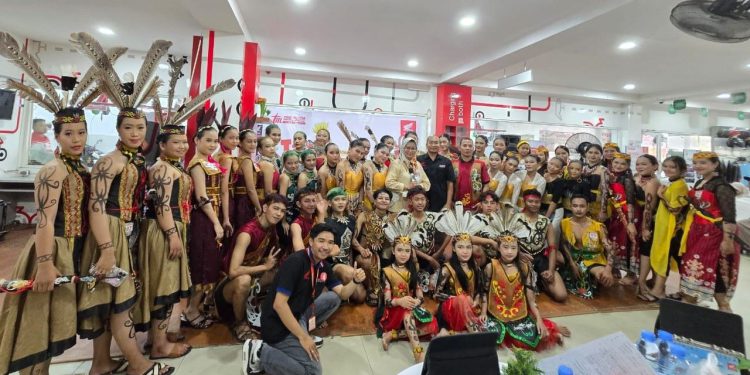 Pihak PT Trio Motor Sampit foto bersama dengan para peserta Lomba Tari Kreasi Daerah. (foto : istimewa)