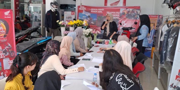 Dealer Trio Motor Martapura gelar Flower Bouquet Workshop bekerja sama kreatif lokal, Vita Florist. (foto : istimewa)