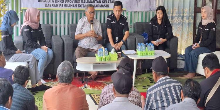 Wakil Ketua Komisi II DPRD Kalsel Suripno Sumas bersama pihak Bank Kalsel saat kenalkan program ADINK Bank Kalsel. (foto : istimewa)