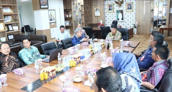Pemkab Tapin bersama BPKP Kalsel saat melakukan evaluasi anggaran. (foto : istimewa)