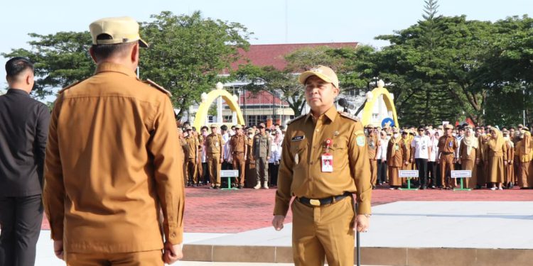 Bupati Tapin H Yamani saat memimpin apel perdana. (foto : istimewa)