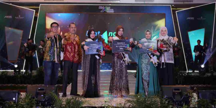 Dirut Bank Kalsel Fachrudin dan Wakil Walikota Banjarmasin  Hj Ananda foto bersama para pemenang Bintang Aksel Layanan 2025. (foto : Bank Kalsel)