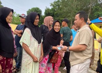 Bupati Tapin Bantu Korban Banjir dengan Uang Pribadi