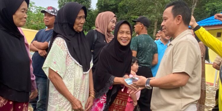 Bupati Tapin H Yamani memberikan bantuan untuk korban banjir. (foto : istimewa)