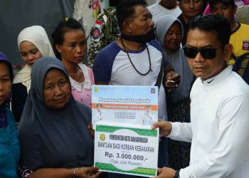 Yamin Serahkan Bantuan untuk Korban Kebakaran di Gang Sadar