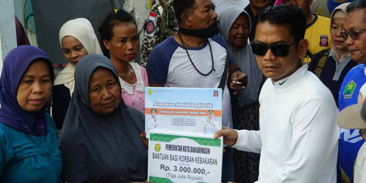 Walikota Banjarmasin HM Yamin saat menyerahkan bantuan untuk korban kebakaran. (foto : shn/seputaran)