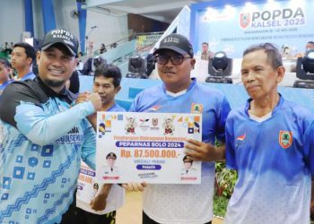 Pemprov Kalsel Serahkan Bonus bagi Atlet Berprestasi