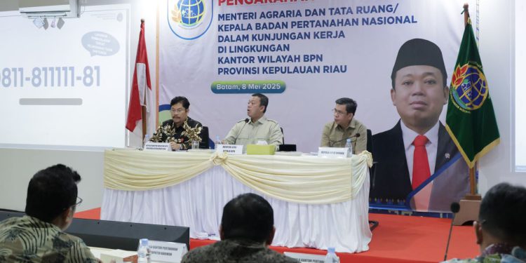 Menteri ATR/Kepala BPN Nusron Wahid saat berikan pengarahan kepada jajaran Kanwil BPN Kepri. (foto : Biro Humas ATR/BPN)