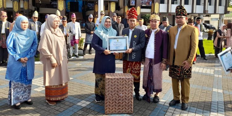 Walikota Banjarmasin HM Yamin saat menyerahkan penghargaan. (foto : shn/seputaran)