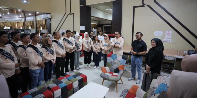 Para Finalis Bintang Aksel 2025 saat kunjungan ke Perpustakaan Palnam Dispersip Kalsel. (foto : Bank Kalsel)