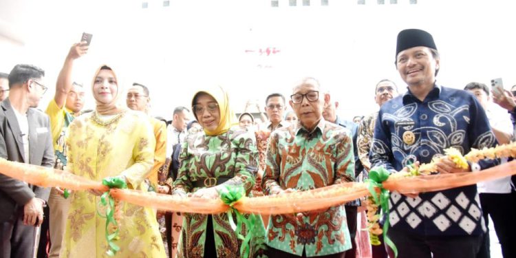 Wakil Gubernur Kalsel H Hasnuryadi Sulaiman saat ikut gunting pita pada soft opening RS AMC. (foto : istimewa)