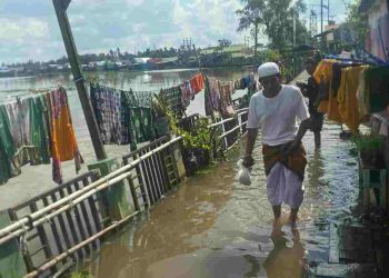 Warga Waswas Jalan Kampung Hijau yang Miring Akan Runtuh