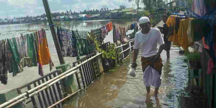 Jalan Kampung Hijau yang miring dan amblas saat terendam air pasang. (foto : shn/seputaran)