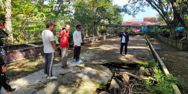 Walikota Banjarmasinj saat melihat kondisi Jalan di KBM Jahri Saleh yang rusak dan berlumut. (foto : shn/seputaran)