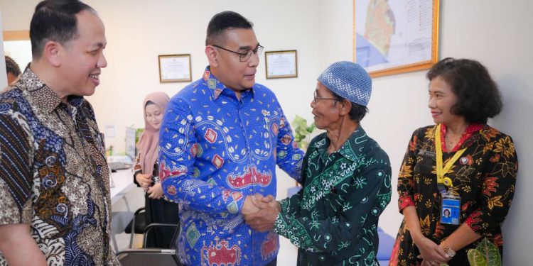 Wamen ATR/Waka BPN Ossy Dermawan berdialog dengan pemohon menjelaskan keunggulan Sertipikat Elektronik. (foto : Biro Humas ATR/BPN)