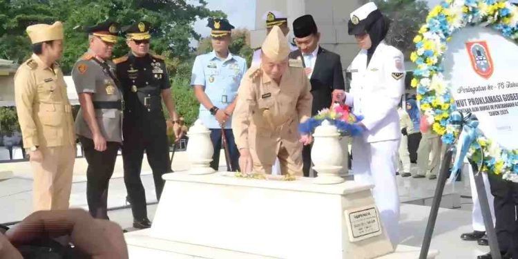 Gubernur Kalsel H Muhidin saat tabur bunga di Makan Pahlawan Nasional Brigjen H Hasan Basry. (foto : istimewa)