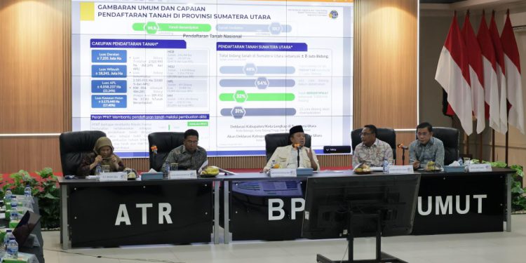 Menteri ATR/Kepala BPN Nusron Wahid saat memberikan pembinaan kepada Kepala Kancah se-Sumut. (foto : Biro Humas ATR/BPN)