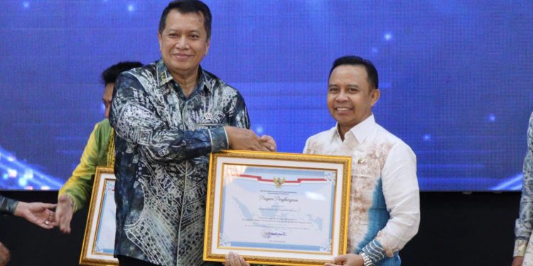 Bupati Tapin H Yamani saat menerima penghargaan dari Kemenpan RB. (foto : istimewa)