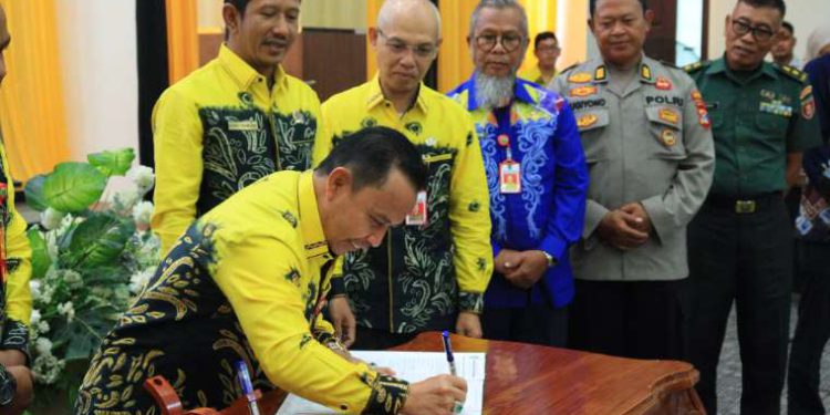 Bupati Tapin H Yamani saat tandatangani dokumen RPJMD 2025-2029 di Aula Pemda Tapin. (foto : Prokopim Setda Tapin)