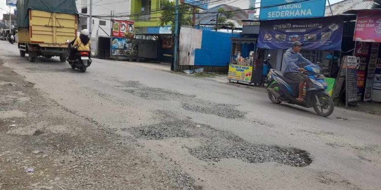 Jalan rusak di depan RSUD Sultan Suriansyah akan diperbaiki. (foto : shn/seputaran)