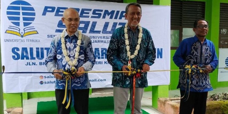 Sekretaris Daerah Kabupaten Tapin H Sufiansyah gunting pita tanda diresmikan SALUT Tapin. (foto : istimewa)