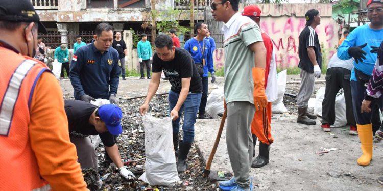 Walikota Banjarmasin HM Yamin saat meninjau dan gotong royong bersihkan TPS RK Ilir. (foto : shn/seputaran)