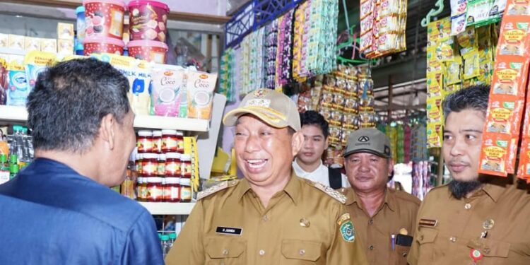 Wakil Bupati Tapin H Juanda saat Sidak di Pasar Keraton. (foto : istimewa)