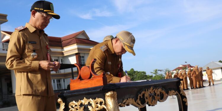 Bupati Tapin H Yamani saat teken penyesuaian jam kerja pegawai Pemkab Tapin selama Ramadan. (foto : istimewa)