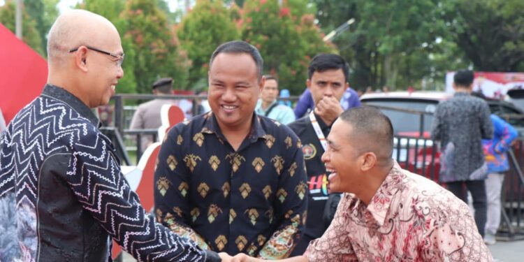 Sekda Kabupaten Tapin Sulfiansyah salaman dengan salah satu tamu yang hadir di HPN 2025. (foto : istimewa)