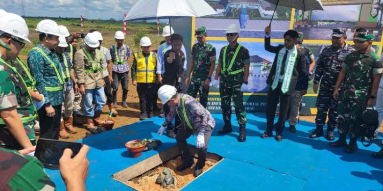 meletakan batu pertama Pembangunan Markas Komando San Arena Pendukung Yonif TP 828/Bhadrika Sabagya di Jl. Kodeco KM. 8, Desa Sarigadung, Kecamatan Simpang Empat, Tanbu. (foto : adpim Kalsel)
