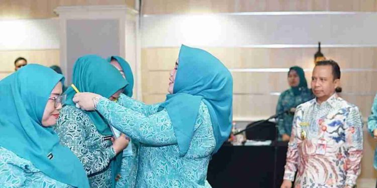 Bupati Tapin H Yamani saat mendampingi istri Hj Faridah Yamani (Ketua TP PKK Tapin) pada acara Bimtek kader PKK se Tapin Selatan. (foto : istimewa)