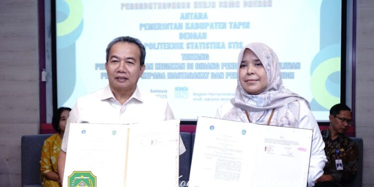 PJ Bupati Tapin Muhammad Syarifuddin  saat tunjukan dokumen nota kesepahaman yang ditandatangani. (foto : istimewa)
