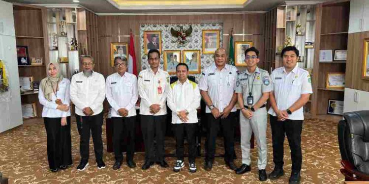Jajaran UPPD Samsat Rantau dan Bupati Tapin H Yamani foto bersama di sela kunjungan. (foto : istimewa)
