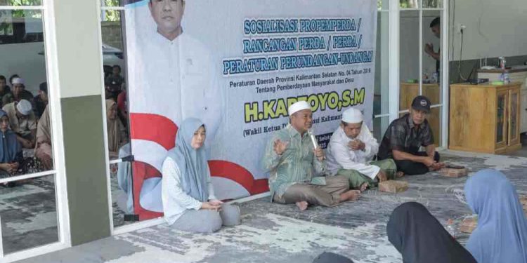 Wakil Ketua DPRD Kalsel H Kartoyo saat Sosper Nomor 04 Tahun 2016 tentang Pemberdayaan Masyarakat dan Desa. (foto : istimewa)
