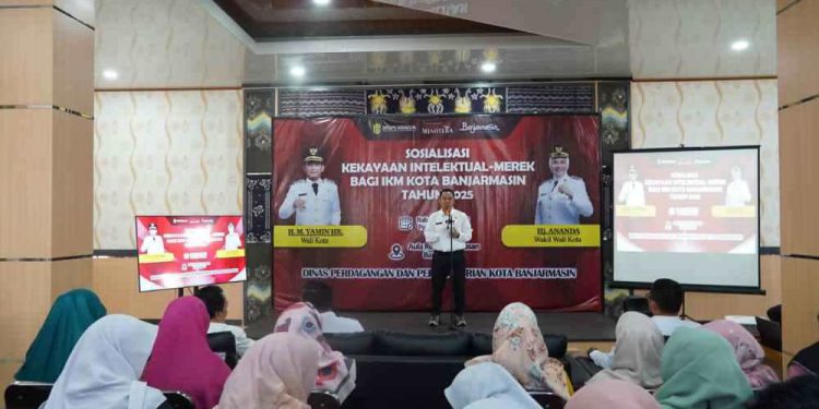 Kepala Disperdagin Banjarmasin Ichrom Muftezar saat memberikan sambutan di sosialisasi Kekayaan Intelektual Merek bagi IKM. (foto : shn/seputaran)