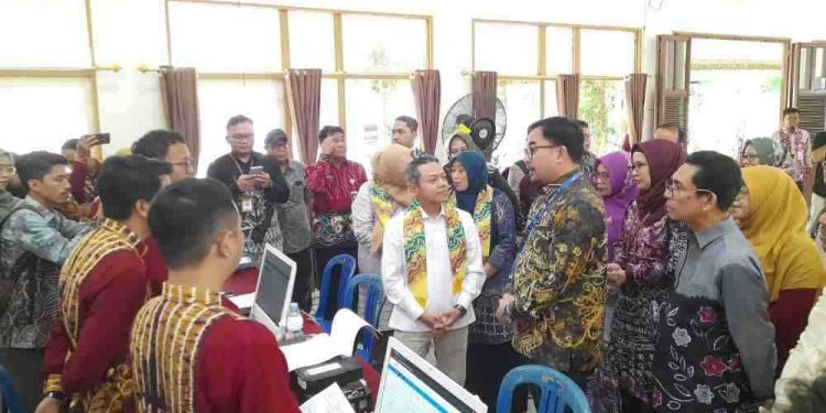 Wamen Dikdasmen Fajar Riza Ul Haq didampingi Walikota Banjarmasin HM Yamin dan Kadisdik Ryan Utama saat meninjau pelaksanaan SPMB. (foto : shn/seputaran)