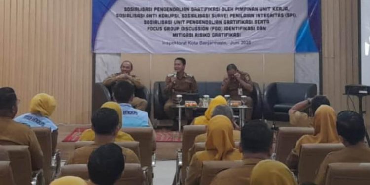 Walikota Banjarmasin HM Yamin saat memberikan materi Anti Korupsi kepada sejumlah SKPD. (foto : shn/seputaran)