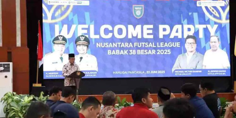 Staf Ahli Bidang Pemerintahan, Hukum, dan Politik Setdaprov Kalsel, Adi Santoso saat bacakan sambutan Gubernur Kalsel di acara Welcome Party sambut Kontingen NFL 2025. (foto : istimewa)