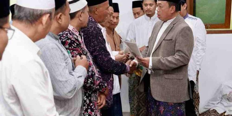 Menteri Nusron Wahid saat menyerahkan sertipikat tanah wakaf kepada penerima. (foto : istimewa)