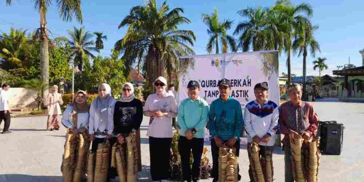 Wakil Walikota Banjarmasin Hj Ananda foto bersama di sela pembagian Bakul Purun untuk panitia kurban. (foto 
: shn/seputaran)